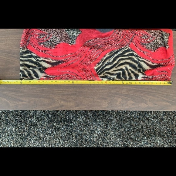 Giraffe theme scarf in red and black with a giraffe brooch gold tone brushed - Picture 6 of 8